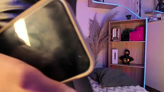 Tylla   online show from April 5, 5:17 am