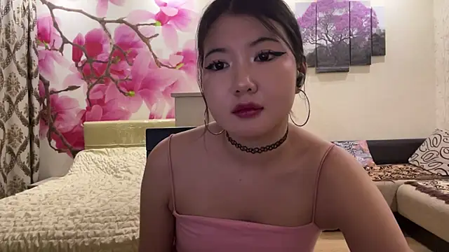 MaeRaads online show from April 16, 8:41 pm