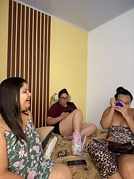 Desert queens online show from April 17, 3:30 am