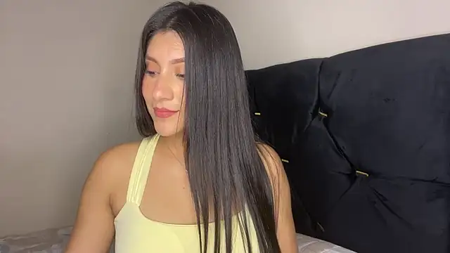 latinasoftie online show from July 15, 3:00 am