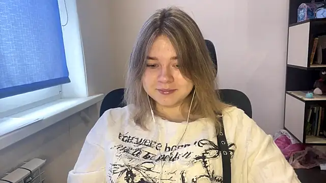 TomikoPfau online show from April 6, 7:53 am