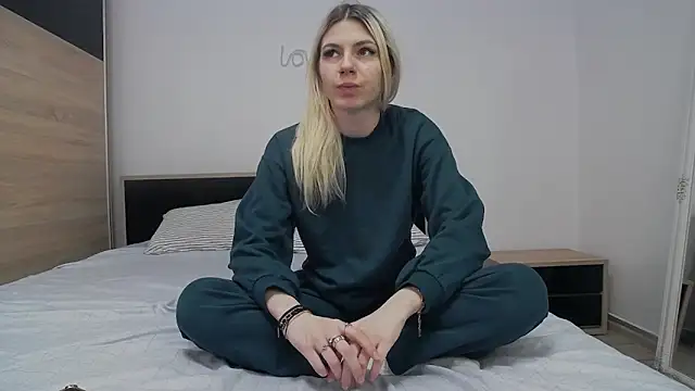 KaylaBloom online show from May 5, 10:57 pm