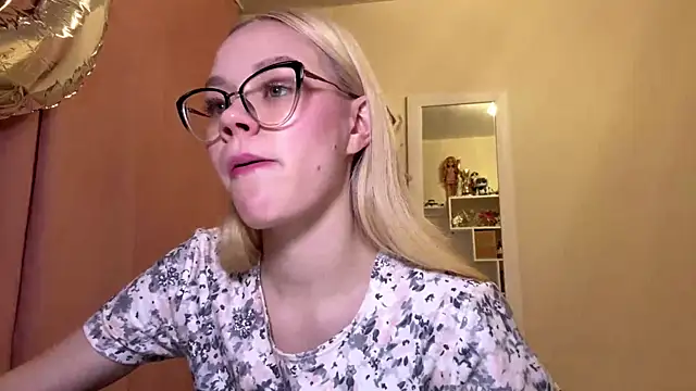 MiaCashe online show from April 11, 3:27 pm