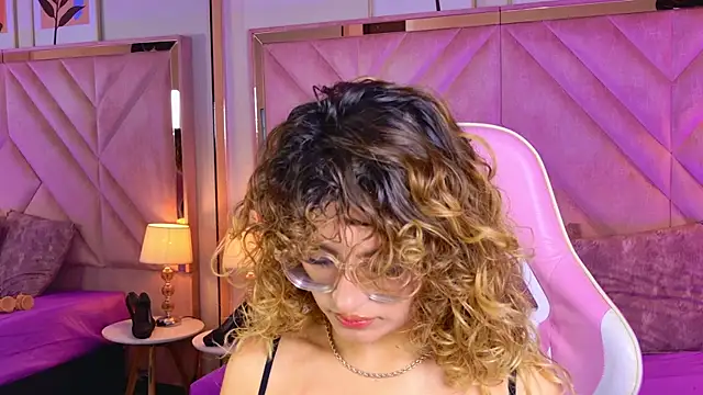 emilyjonesss  online show from April 6, 7:48 pm