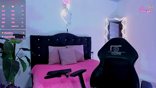 LINDSAY TAY online show from April 12, 7:55 am