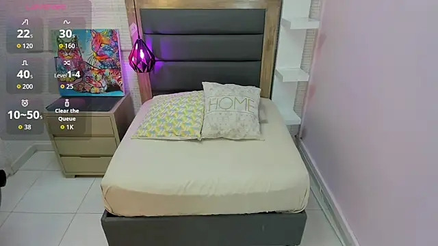 LESLYSIMPSON online show from March 18, 8:14 pm