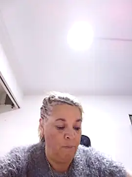 momismilf544 online show from May 2, 8:23 pm