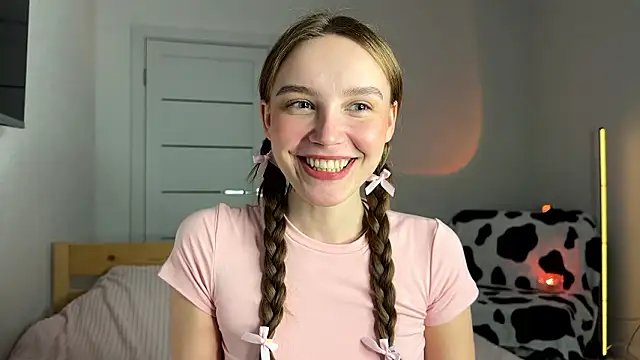 Lolatatee online show from March 8, 3:05 pm