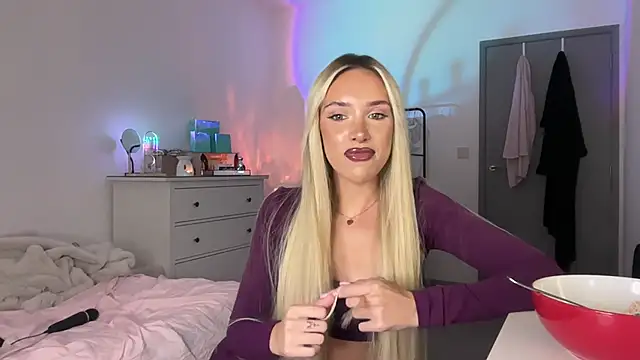 Naughtyblondex online show from August 6, 10:50 pm