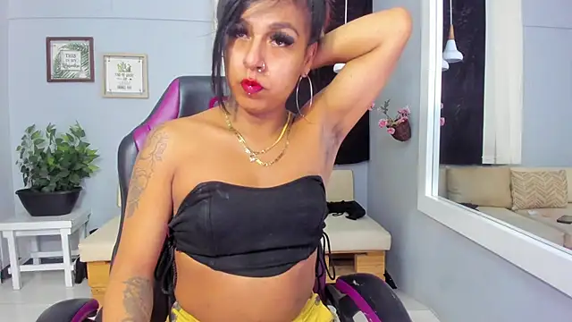 Nahomy Collins  online show from May 6, 8:46 pm