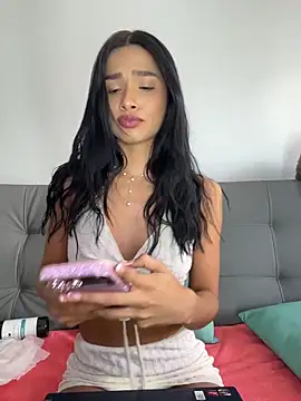 Bella Smithe online show from June 17, 10:00 pm