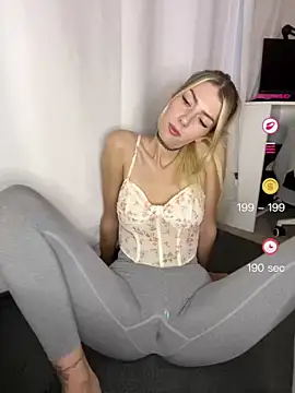 SoniaXOXO online show from May 5, 4:43 pm