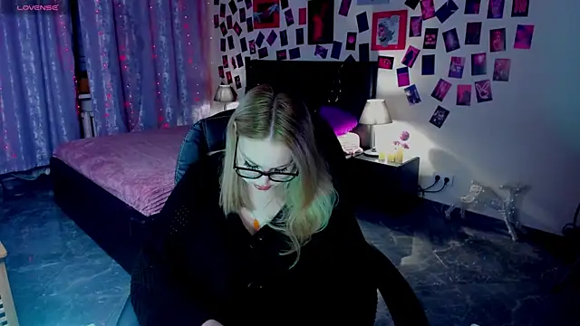 AmeliaMerris online show from April 1, 8:39 pm