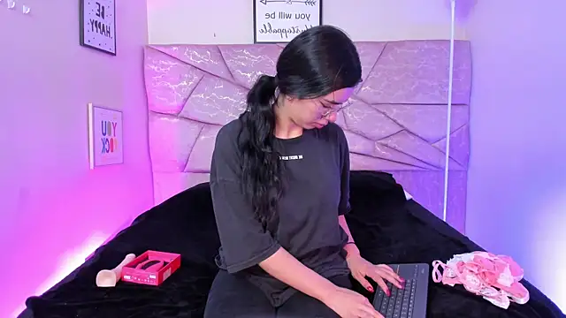 Amara Velle online show from May 4, 1:04 pm