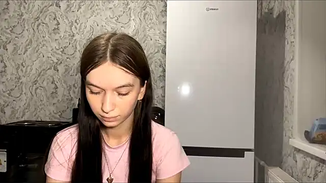 LaraDraggoo online show from April 18, 8:31 pm