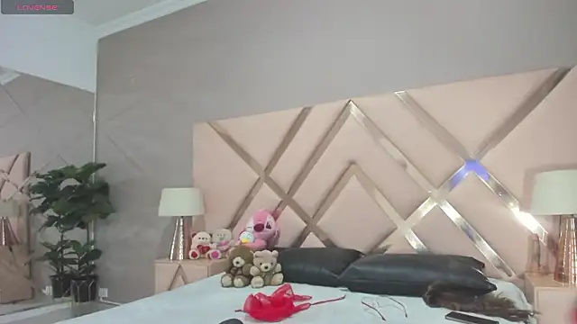 ZairaRogue online show from March 16, 12:09 pm