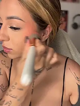 CarolQueen1  online show from April 14, 1:11 pm