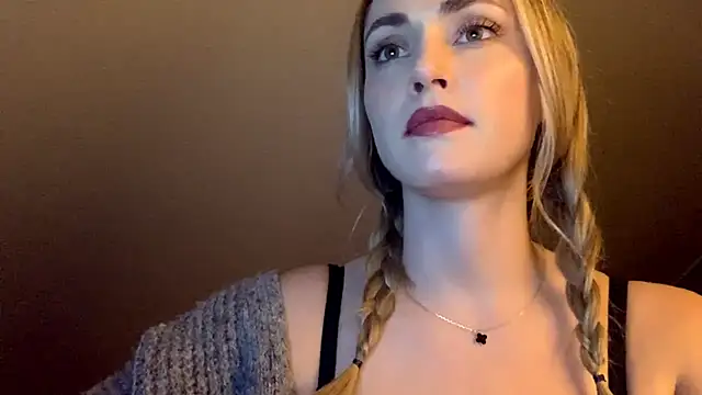 ScarlettSensitive online show from April 16, 9:39 pm