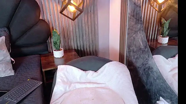  charlotte quee  online show from August 4, 1:39 pm