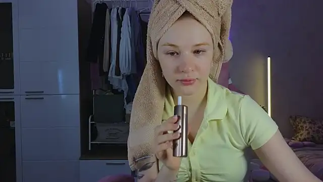 GoldenSunBunny online show from April 24, 6:16 am