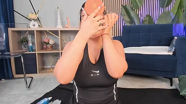 CurvyyVanessa online show from May 10, 2:46 am