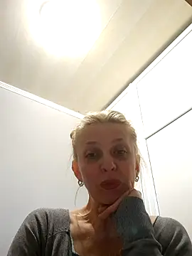 MiaLove183 online show from May 1, 1:36 pm