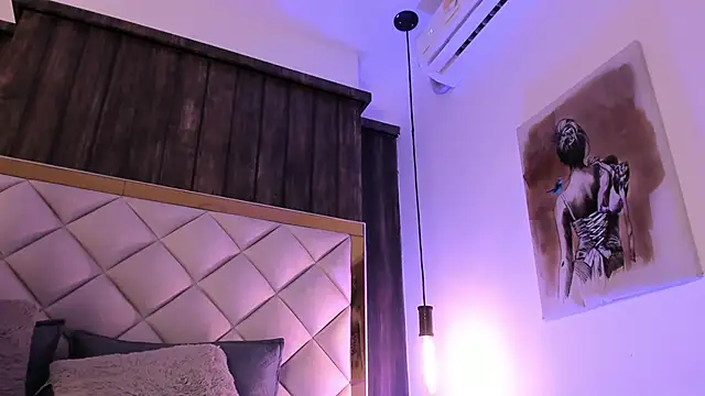 Lila Moore   online show from May 8, 3:32 am