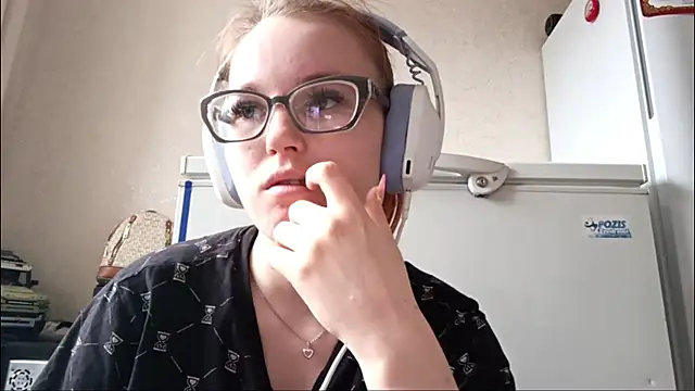 Sheriscute online show from April 22, 1:19 pm