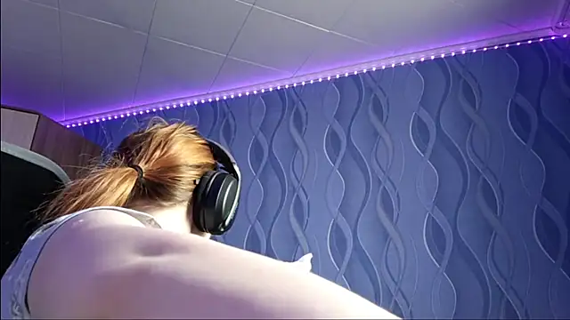 Sheriscute online show from May 1, 12:30 pm