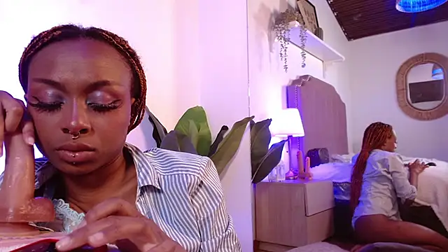 Midnigth bluee online show from April 11, 6:30 am