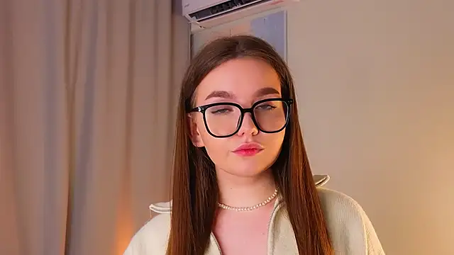 EvaWyliam online show from April 8, 2:30 pm