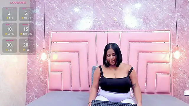 Luu Adams online show from April 24, 7:27 pm