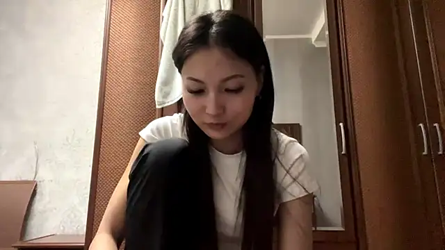 MiaPoison online show from April 13, 5:36 pm