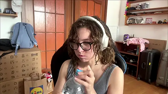 PillowPeachX online show from May 16, 10:29 am