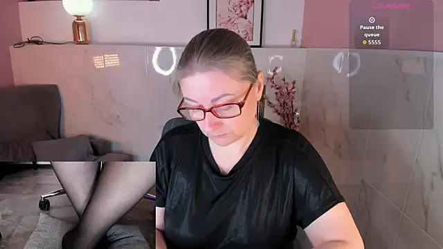 Alexandra Kind online show from May 2, 8:34 pm