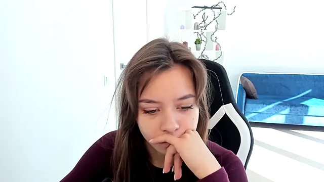 BrunaLinklater online show from April 16, 11:10 am