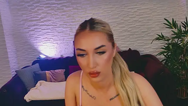 BlondieXStar online show from April 21, 8:05 pm