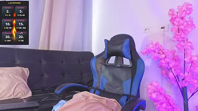 sary hott  online show from April 17, 12:29 pm