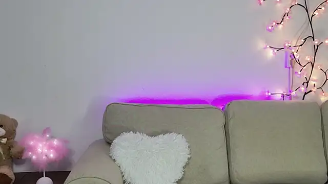 KylieElise online show from April 24, 9:23 am