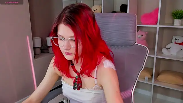 Bonnie Hernandez online show from May 2, 9:34 am