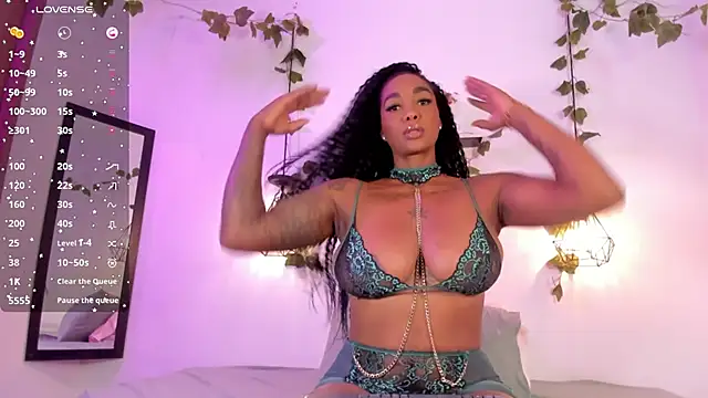 venusmillan22 online show from May 28, 1:53 pm