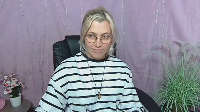 RubyDaviss online show from May 4, 8:18 am