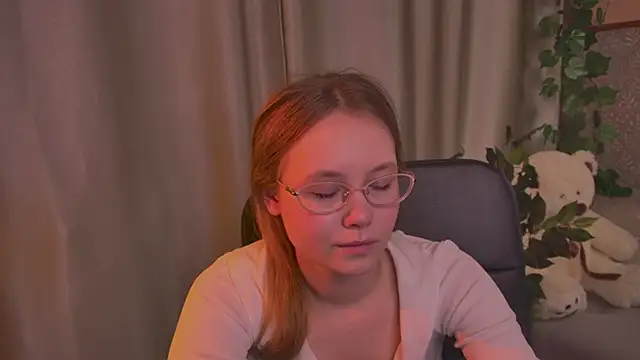 FloraLarsson online show from June 5, 6:52 am