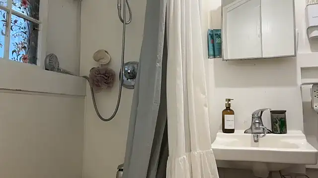 lululawrence online show from May 17, 4:22 am