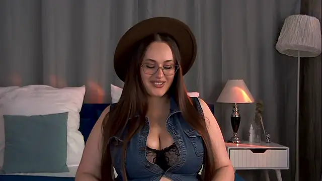 Queen Monica  online show from July 31, 6:53 pm