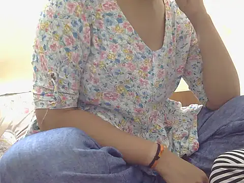 SUZZY LONDON online show from May 14, 3:18 pm