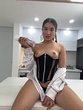 IsabelleMilan online show from June 20, 11:19 pm