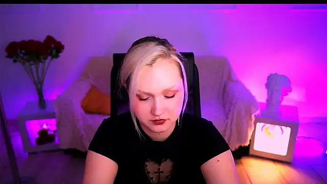 ViolettWoods online show from June 30, 10:48 am
