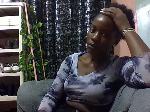 Curvyqueeh online show from June 4, 1:15 pm