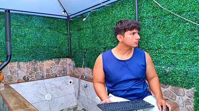 ParejaCurvy20 online show from June 19, 7:50 pm